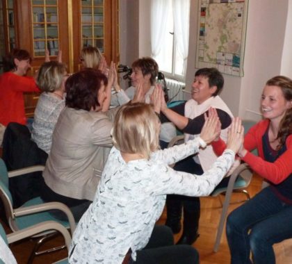 Sport, Spaß und Spiel mit Senioren im Stuhlkreis